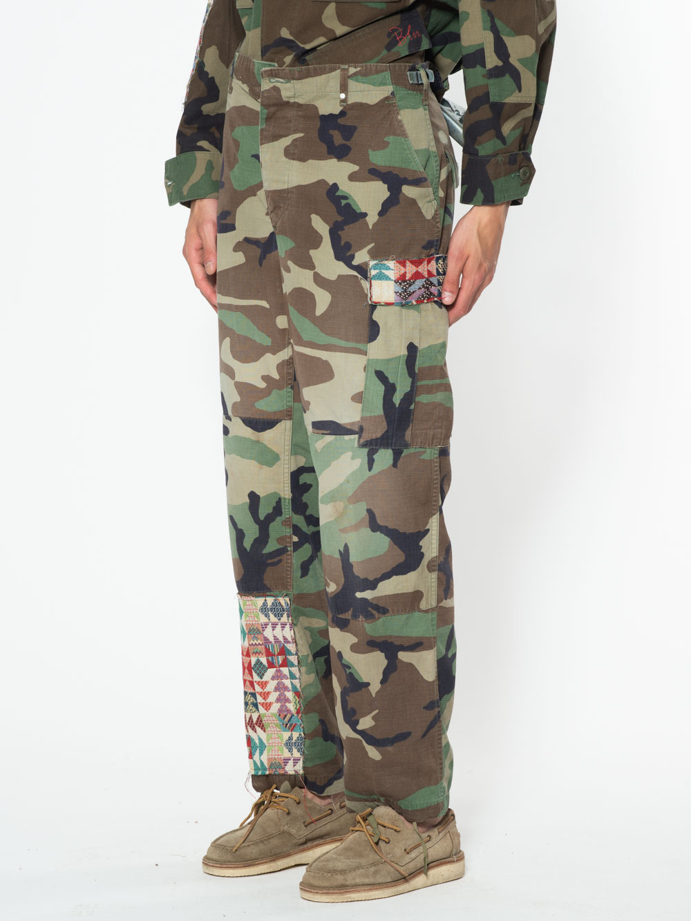 BL.11 PANTALONI CARGO CAMOU CON STAMPA APPLICATA