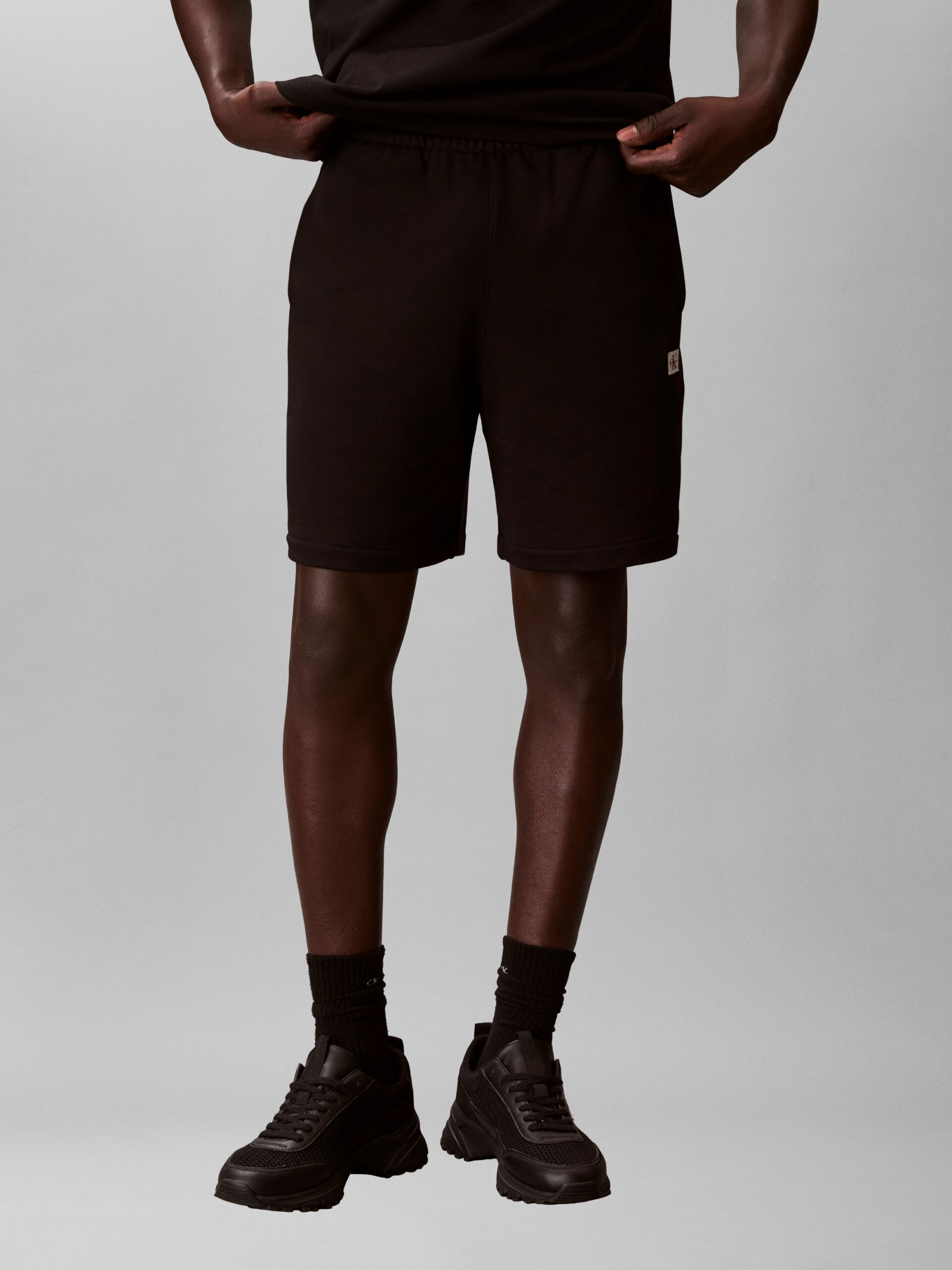 CALVIN KLEIN JEANS PANTALONI DA TUTA BADGE SHORT IN SPUGNA DI COTONE